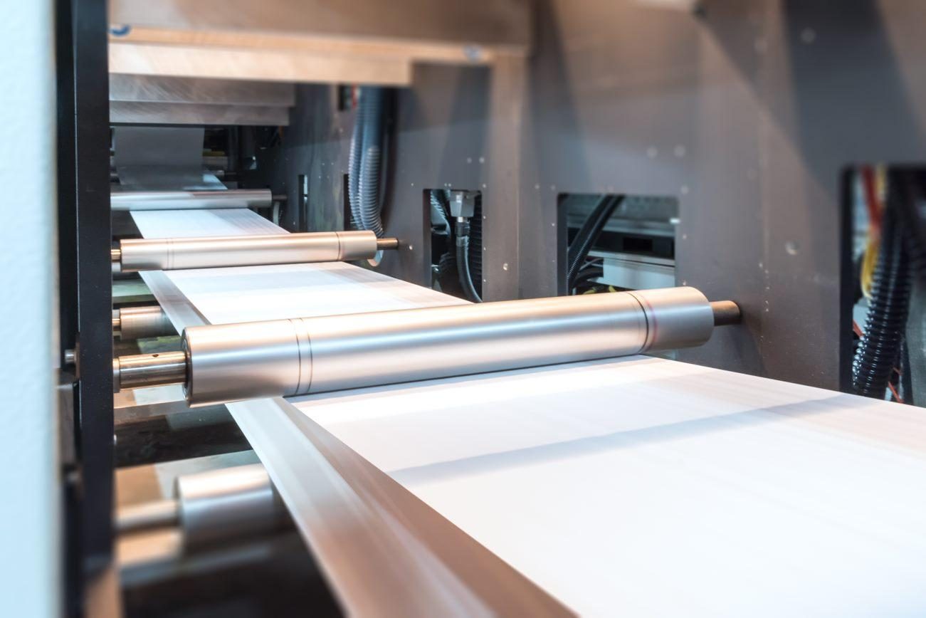 Bobine papier sur presse, production multi-sites Paragon Print